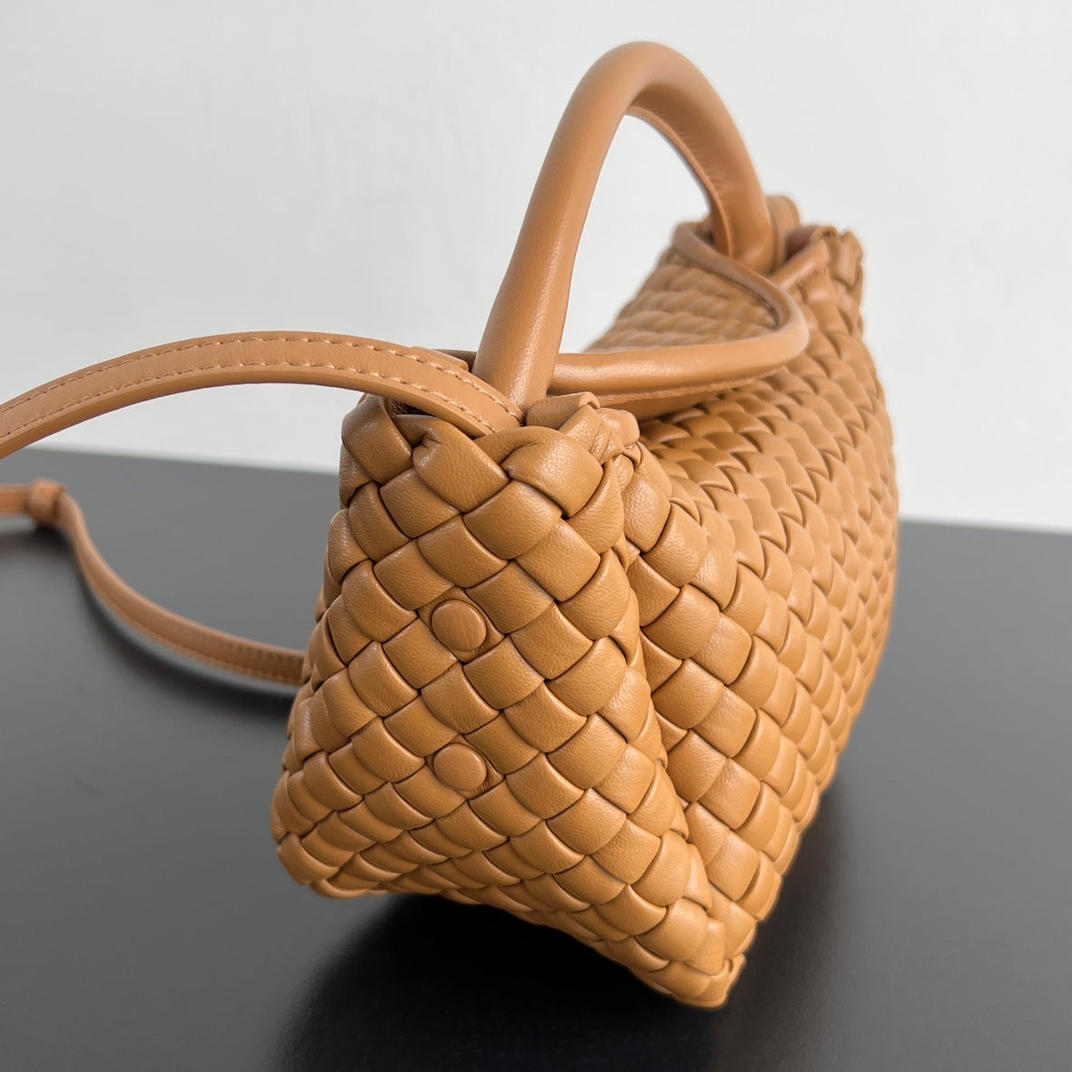 Petit sac à main BV Cobble avec poignée supérieure 23 cm en cuir d'agneau doré