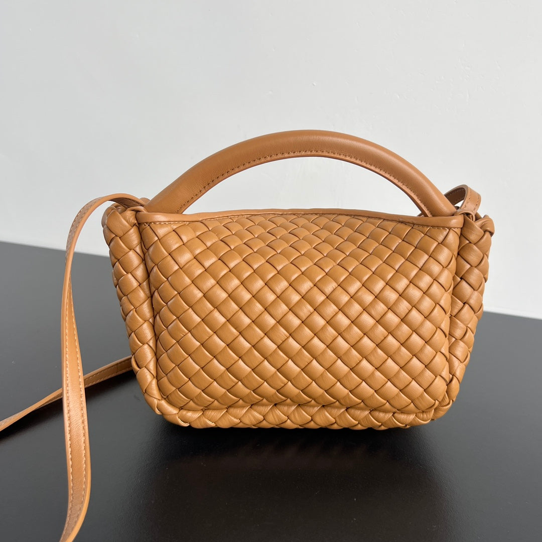 Petit sac à main BV Cobble avec poignée supérieure 23 cm en cuir d'agneau doré