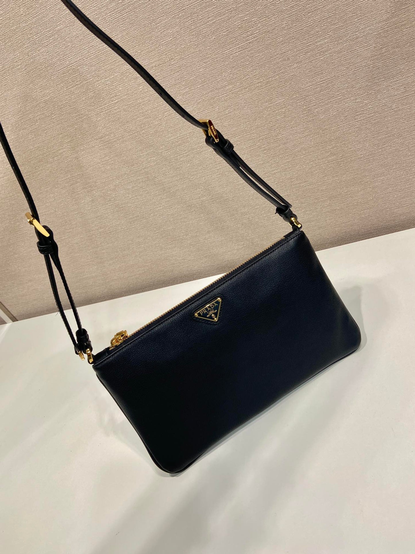 BOLSO DE HOMBRO CON LOGO TRIÁNGULO DE 24" EN PIEL DE BECERRO LISA NEGRA