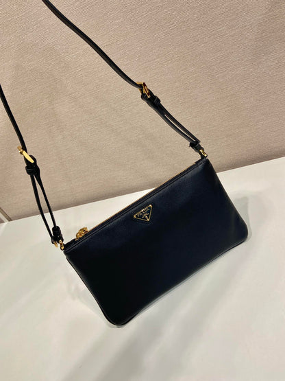 BOLSO DE HOMBRO CON LOGO TRIÁNGULO DE 24" EN PIEL DE BECERRO LISA NEGRA