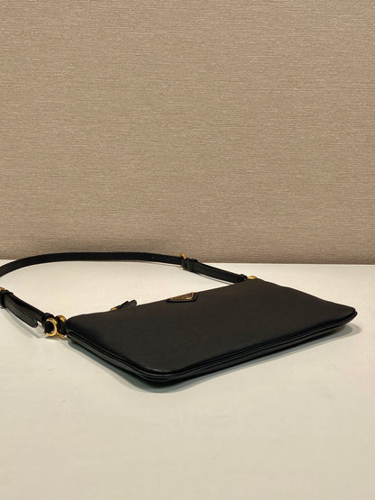 BOLSO DE HOMBRO CON LOGO TRIÁNGULO DE 24" EN PIEL DE BECERRO LISA NEGRA