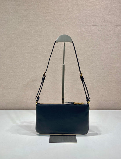 BOLSO DE HOMBRO CON LOGO TRIÁNGULO DE 24" EN PIEL DE BECERRO LISA NEGRA