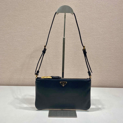 BOLSO DE HOMBRO CON LOGO TRIÁNGULO DE 24" EN PIEL DE BECERRO LISA NEGRA