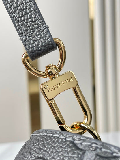 POCHETTE M¨¦TIS EAST WEST 21 EN CUIR DE VEAU ESTAMPÉ GUN METAL, QUINCAILLERIE DORÉ