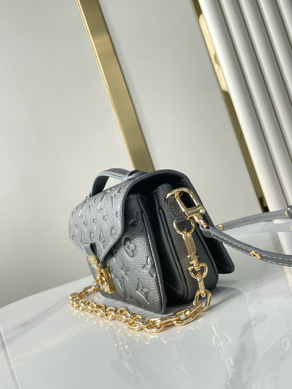 POCHETTE M¨¦TIS EAST WEST 21 EN CUIR DE VEAU ESTAMPÉ GUN METAL, QUINCAILLERIE DORÉ