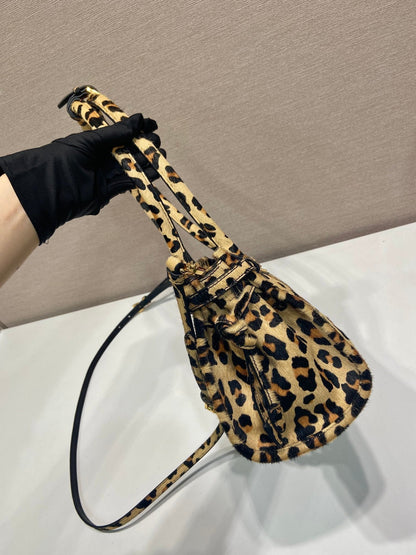 BOLSO DE ASA SUPERIOR 32 EN PIEL ESTAMPADO LEOPARDO
