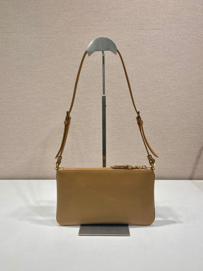 BOLSO DE HOMBRO CON LOGO TRIÁNGULO DE 24" EN PIEL DE BECERRO LISA MARRÓN CACAHUETE
