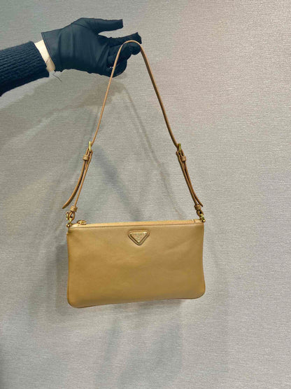 BOLSO DE HOMBRO CON LOGO TRIÁNGULO DE 24" EN PIEL DE BECERRO LISA MARRÓN CACAHUETE
