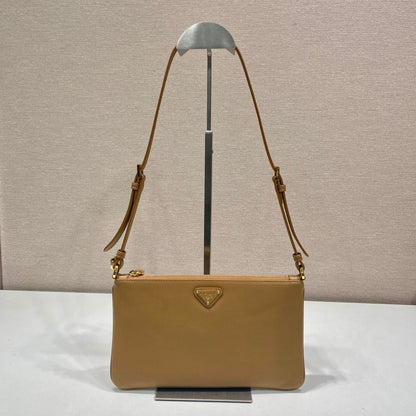BOLSO DE HOMBRO CON LOGO TRIÁNGULO DE 24" EN PIEL DE BECERRO LISA MARRÓN CACAHUETE
