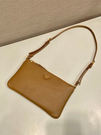BOLSO DE HOMBRO CON LOGO TRIÁNGULO DE 24" EN PIEL DE BECERRO LISA MARRÓN CACAHUETE