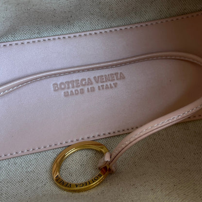 Sac à main BV Loop Top Handle 19 cm en cuir d'agneau rose pastel