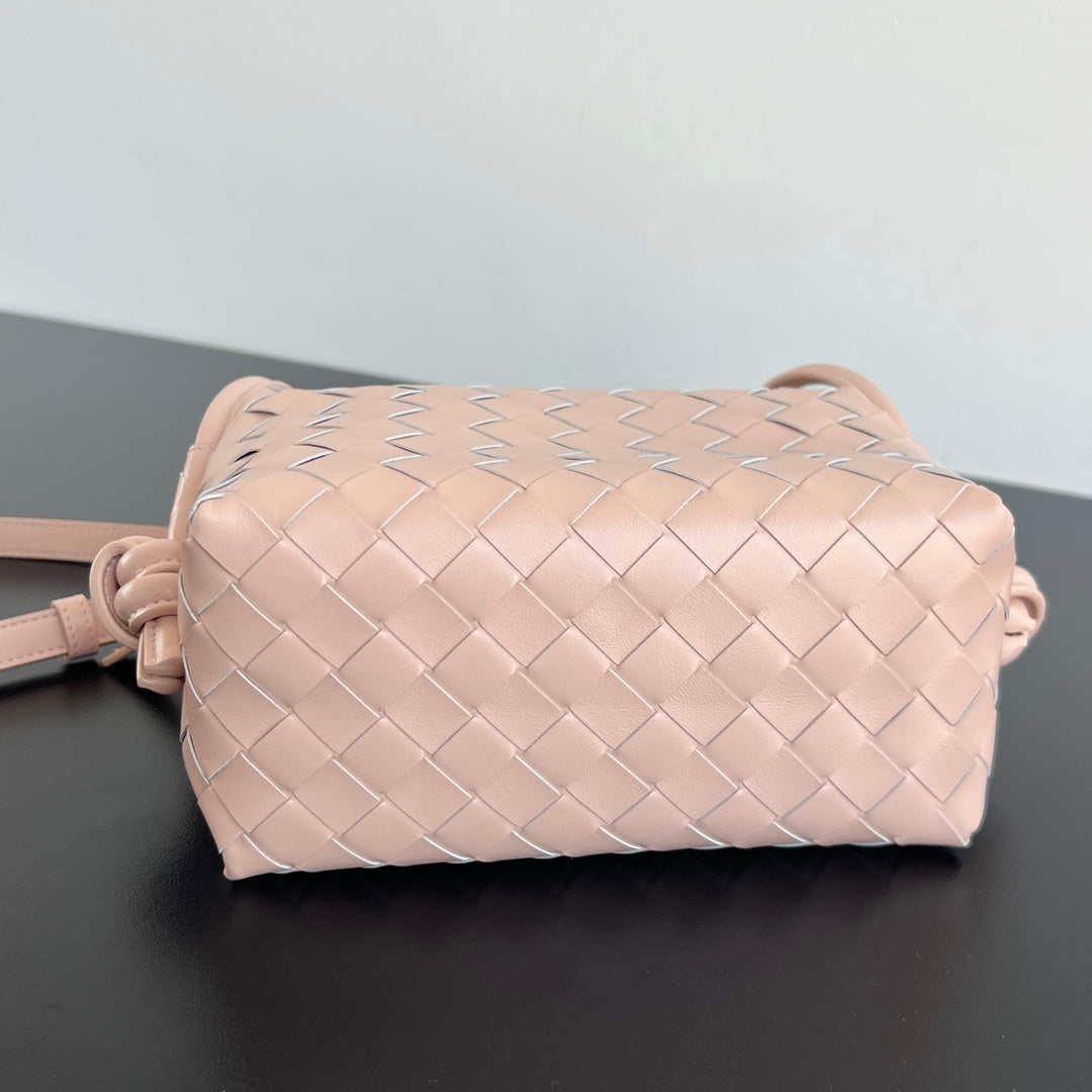 Sac à main BV Loop Top Handle 19 cm en cuir d'agneau rose pastel