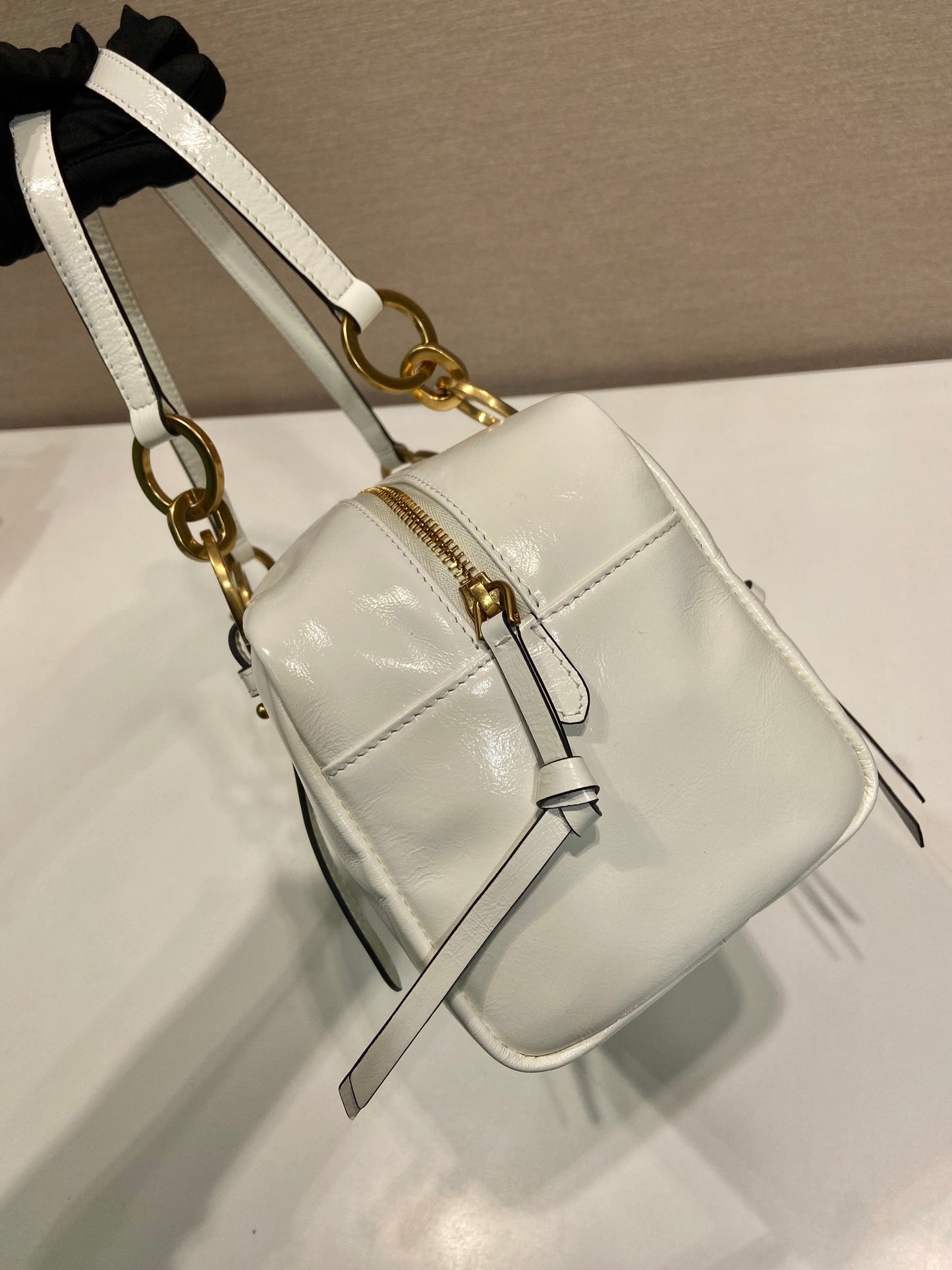 BOLSA RECTANGULAR GRANDE DE 30 EN CERA DE ACEITE BLANCA, PIEL DE CORDERO, HERRAMIENTAS DORADAS