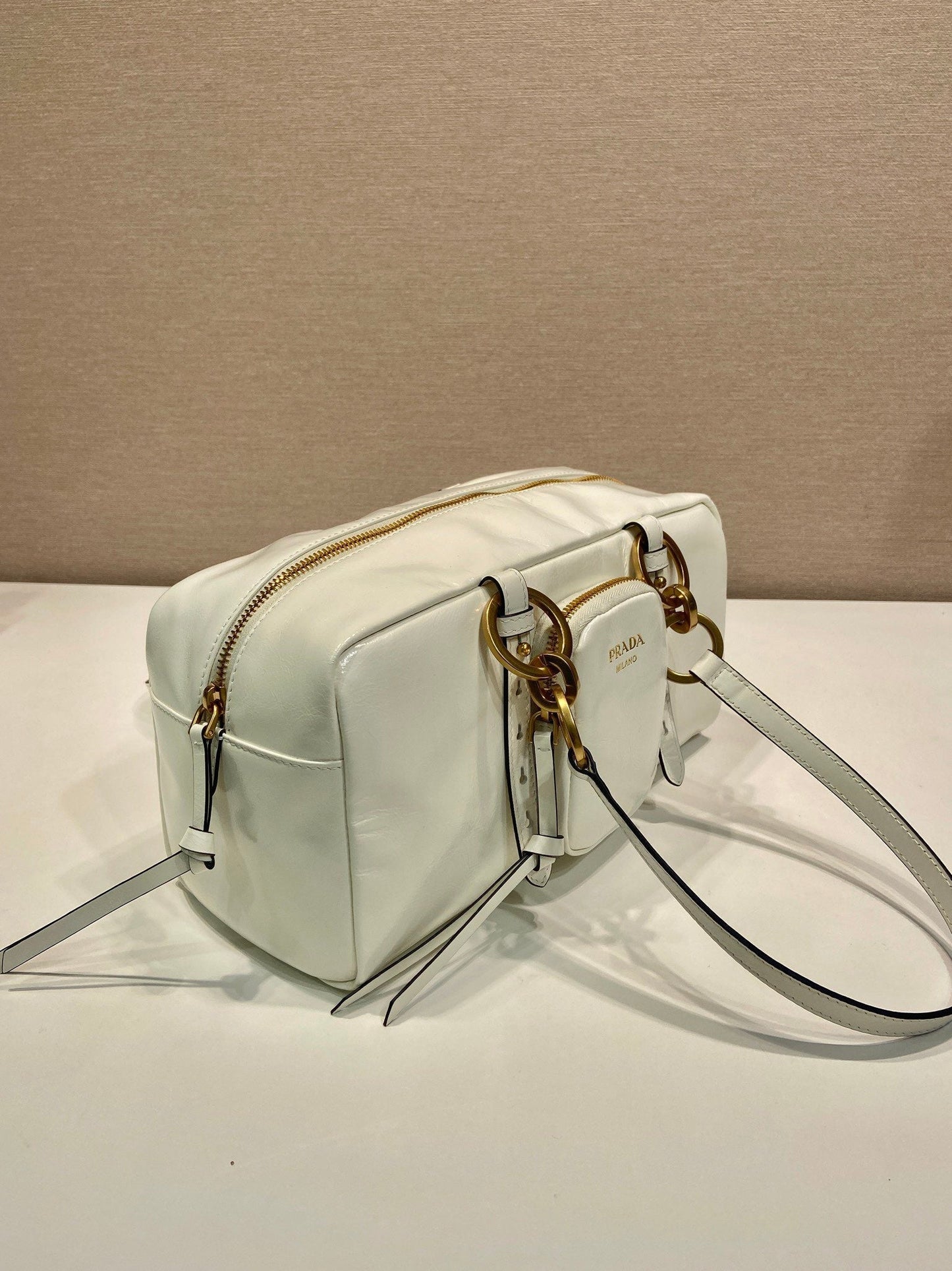 BOLSA RECTANGULAR GRANDE DE 30 EN CERA DE ACEITE BLANCA, PIEL DE CORDERO, HERRAMIENTAS DORADAS