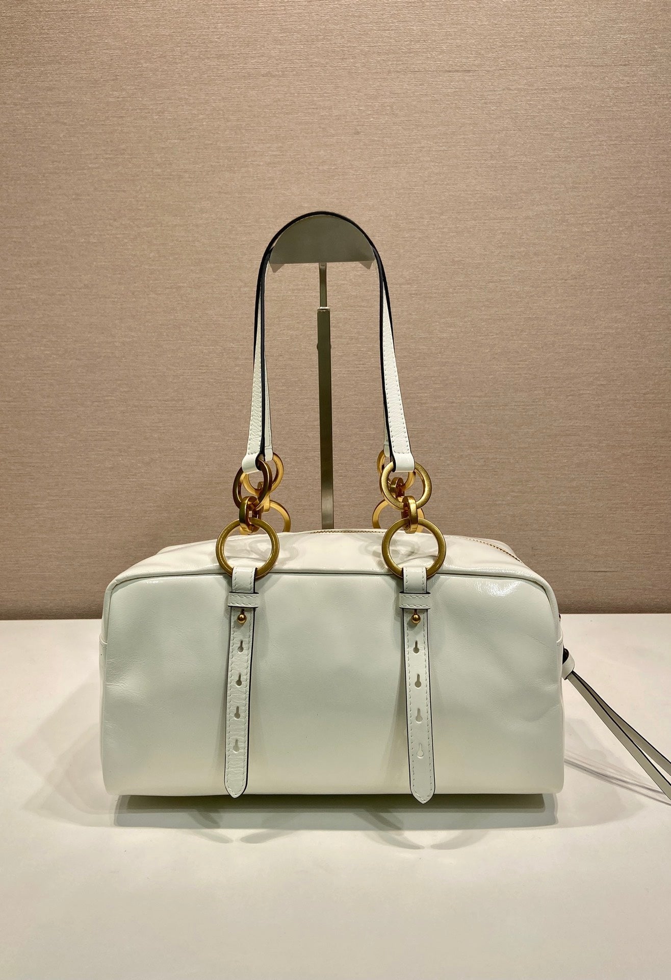 BOLSA RECTANGULAR GRANDE DE 30 EN CERA DE ACEITE BLANCA, PIEL DE CORDERO, HERRAMIENTAS DORADAS