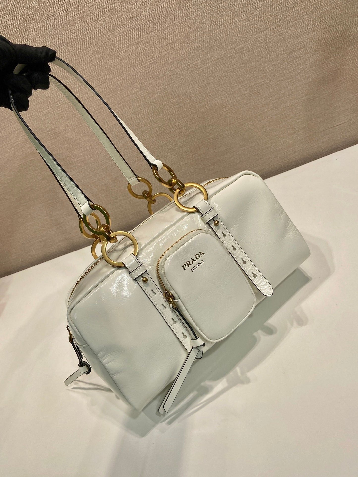 BOLSA RECTANGULAR GRANDE DE 30 EN CERA DE ACEITE BLANCA, PIEL DE CORDERO, HERRAMIENTAS DORADAS