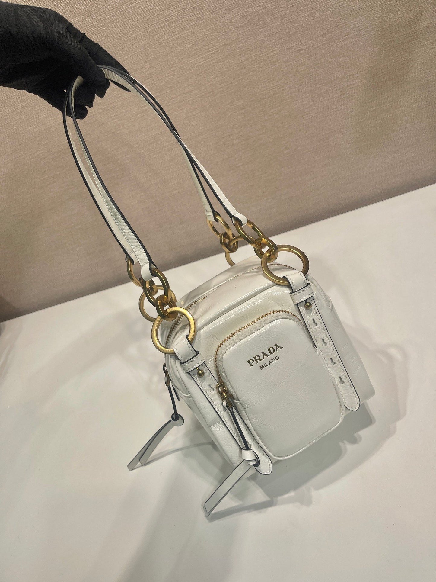 BOLSA RECTANGULAR PEQUEÑA DE 14 PULGADAS EN PIEL DE CORDERO CON CERA DE ACEITE BLANCA Y HERRAMIENTAS DORADAS