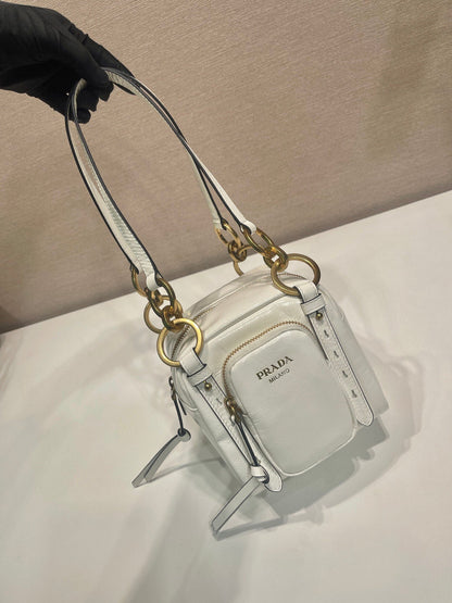 BOLSA RECTANGULAR PEQUEÑA DE 14 PULGADAS EN PIEL DE CORDERO CON CERA DE ACEITE BLANCA Y HERRAMIENTAS DORADAS
