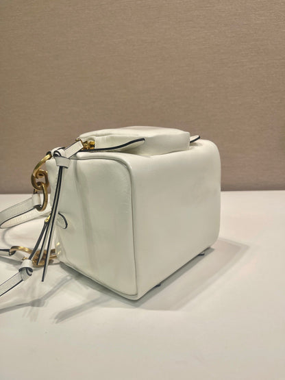 BOLSA RECTANGULAR PEQUEÑA DE 14 PULGADAS EN PIEL DE CORDERO CON CERA DE ACEITE BLANCA Y HERRAMIENTAS DORADAS