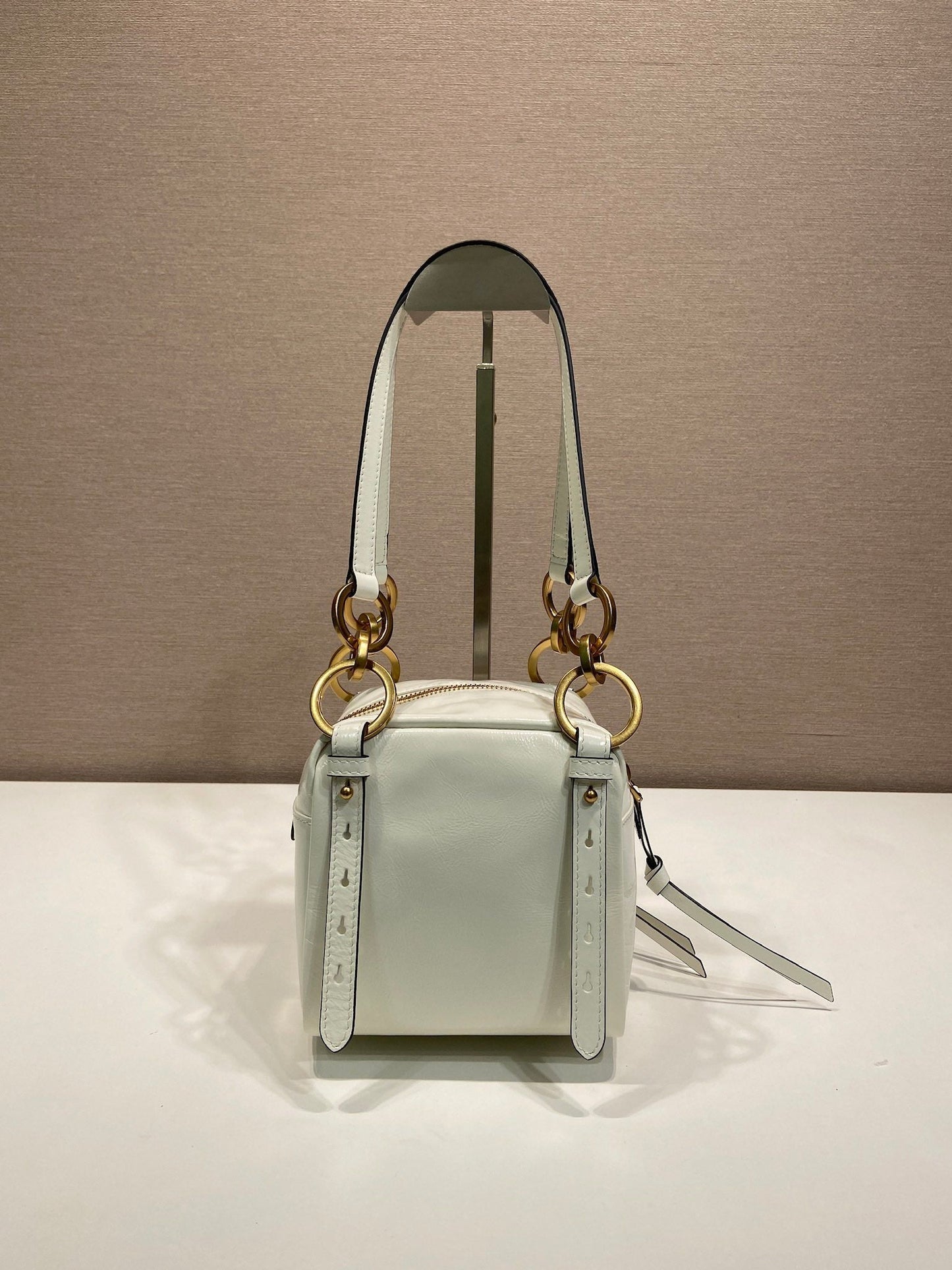 BOLSA RECTANGULAR PEQUEÑA DE 14 PULGADAS EN PIEL DE CORDERO CON CERA DE ACEITE BLANCA Y HERRAMIENTAS DORADAS