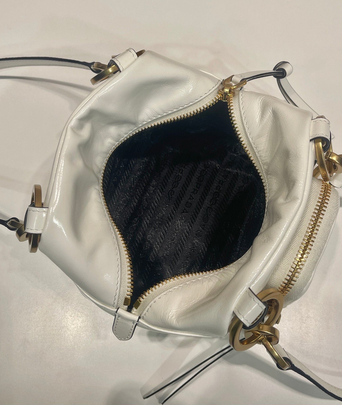BOLSA RECTANGULAR PEQUEÑA DE 14 PULGADAS EN PIEL DE CORDERO CON CERA DE ACEITE BLANCA Y HERRAMIENTAS DORADAS
