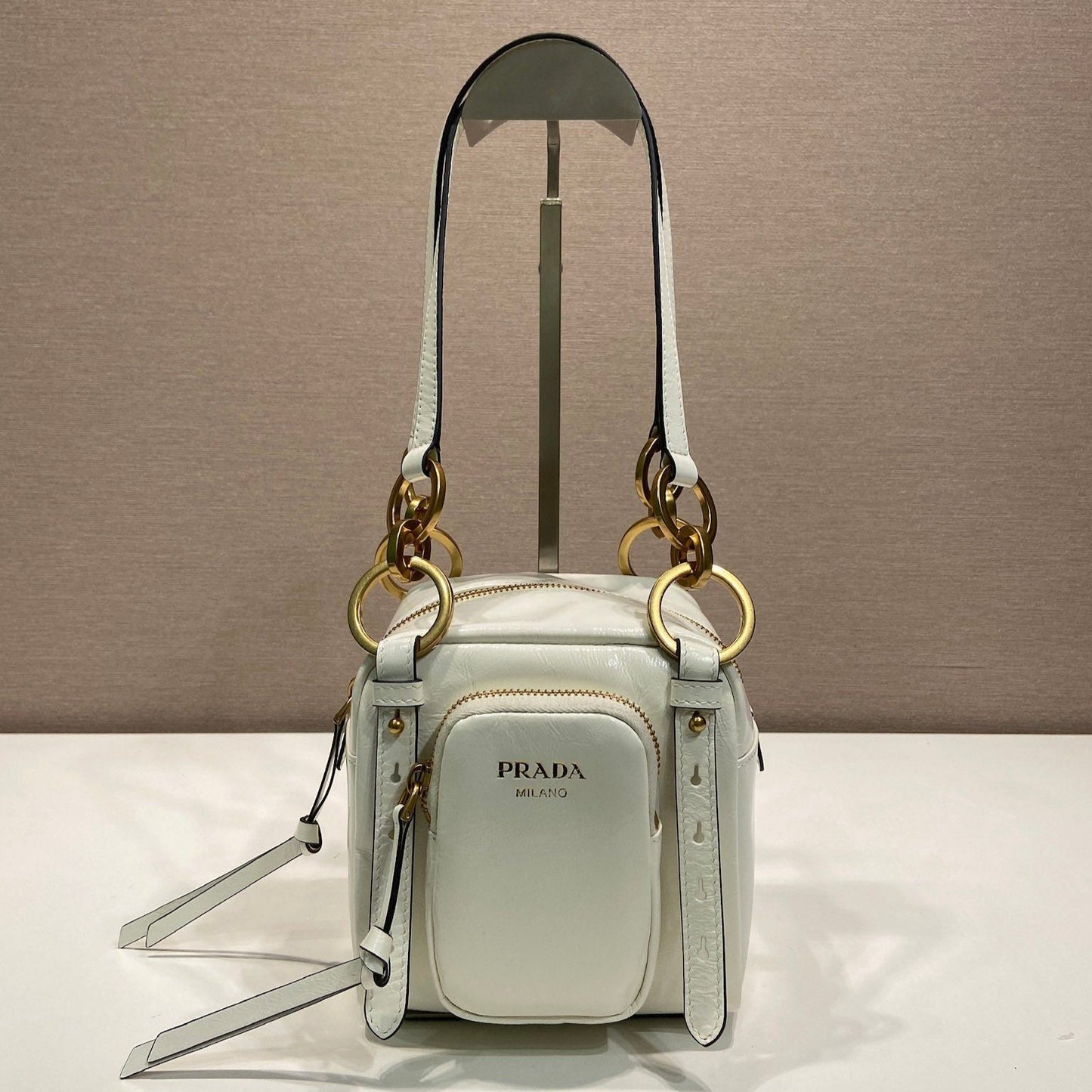 BOLSA RECTANGULAR PEQUEÑA DE 14 PULGADAS EN PIEL DE CORDERO CON CERA DE ACEITE BLANCA Y HERRAMIENTAS DORADAS
