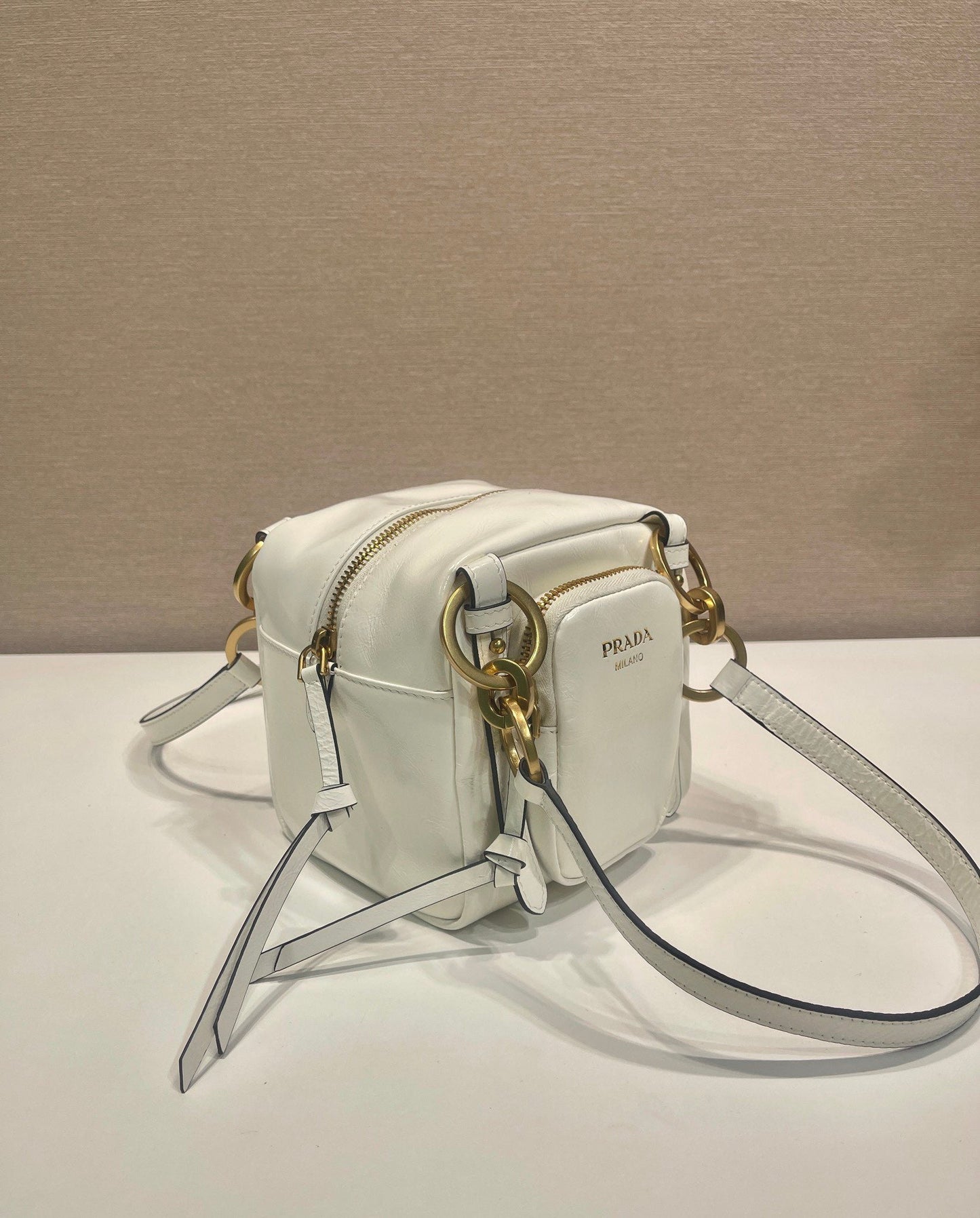 BOLSA RECTANGULAR PEQUEÑA DE 14 PULGADAS EN PIEL DE CORDERO CON CERA DE ACEITE BLANCA Y HERRAMIENTAS DORADAS