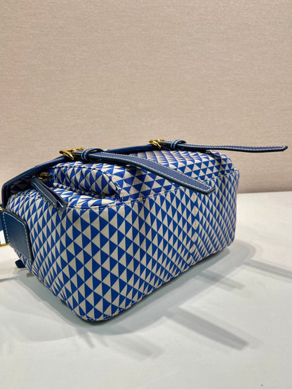 BOLSO MENSAJERO 25 EN TELA BORDADA CON ESTAMPADO DE TRIÁNGULOS BLANCOS Y MEZCLA AZUL
