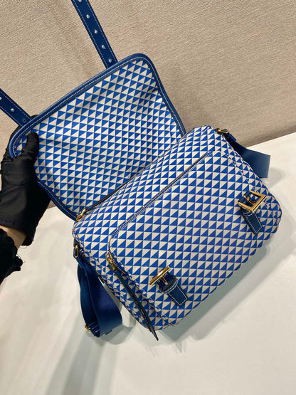 BOLSO MENSAJERO 25 EN TELA BORDADA CON ESTAMPADO DE TRIÁNGULOS BLANCOS Y MEZCLA AZUL