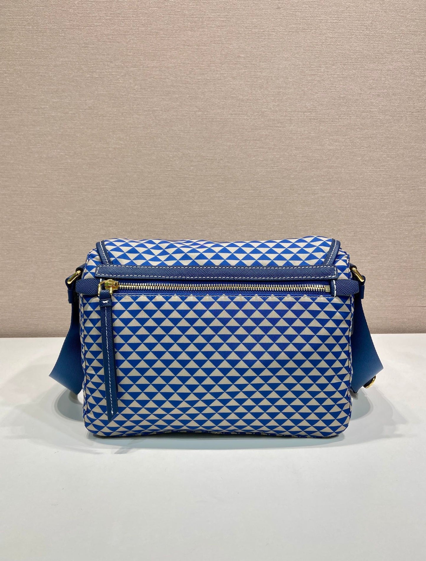 BOLSO MENSAJERO 25 EN TELA BORDADA CON ESTAMPADO DE TRIÁNGULOS BLANCOS Y MEZCLA AZUL