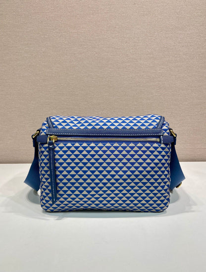 BOLSO MENSAJERO 25 EN TELA BORDADA CON ESTAMPADO DE TRIÁNGULOS BLANCOS Y MEZCLA AZUL