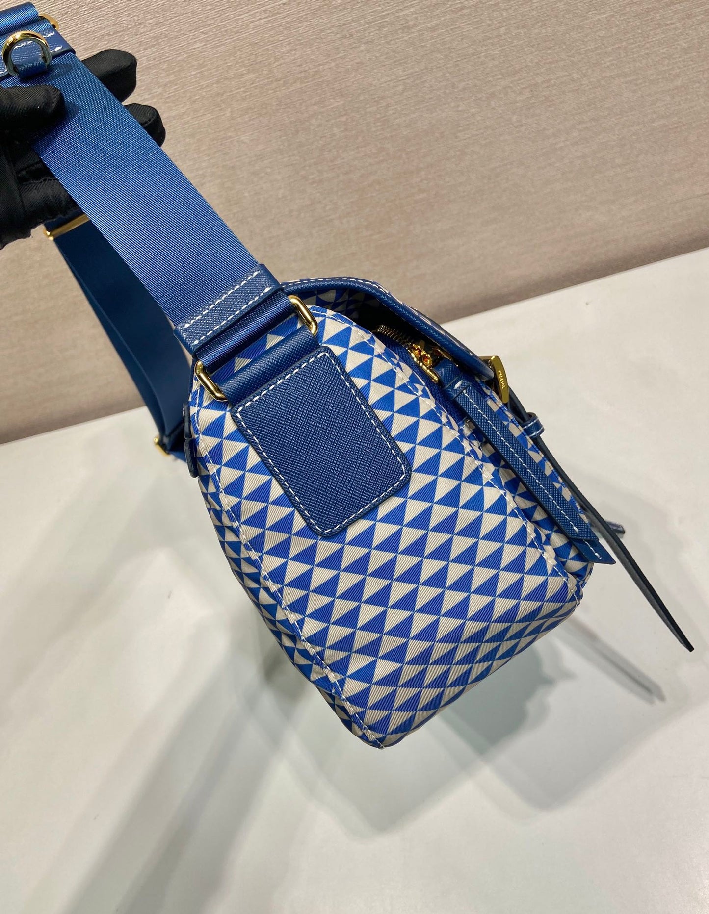 BOLSO MENSAJERO 25 EN TELA BORDADA CON ESTAMPADO DE TRIÁNGULOS BLANCOS Y MEZCLA AZUL