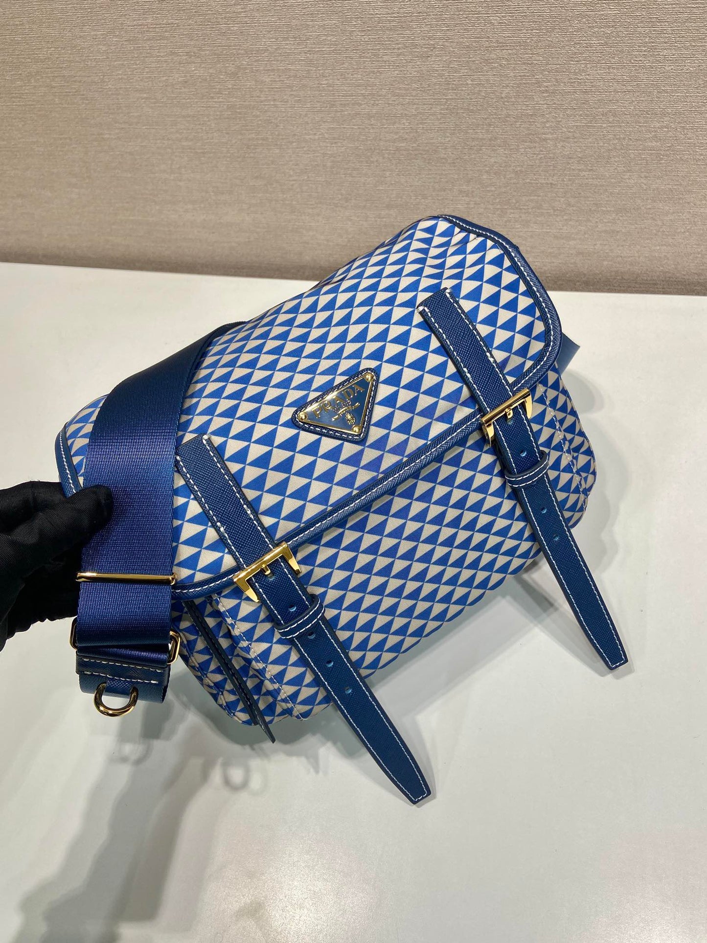 BOLSO MENSAJERO 25 EN TELA BORDADA CON ESTAMPADO DE TRIÁNGULOS BLANCOS Y MEZCLA AZUL