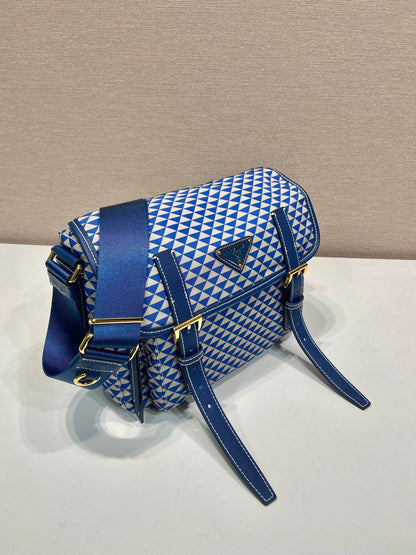 BOLSO MENSAJERO 25 EN TELA BORDADA CON ESTAMPADO DE TRIÁNGULOS BLANCOS Y MEZCLA AZUL