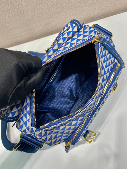 BOLSO MENSAJERO 25 EN TELA BORDADA CON ESTAMPADO DE TRIÁNGULOS BLANCOS Y MEZCLA AZUL