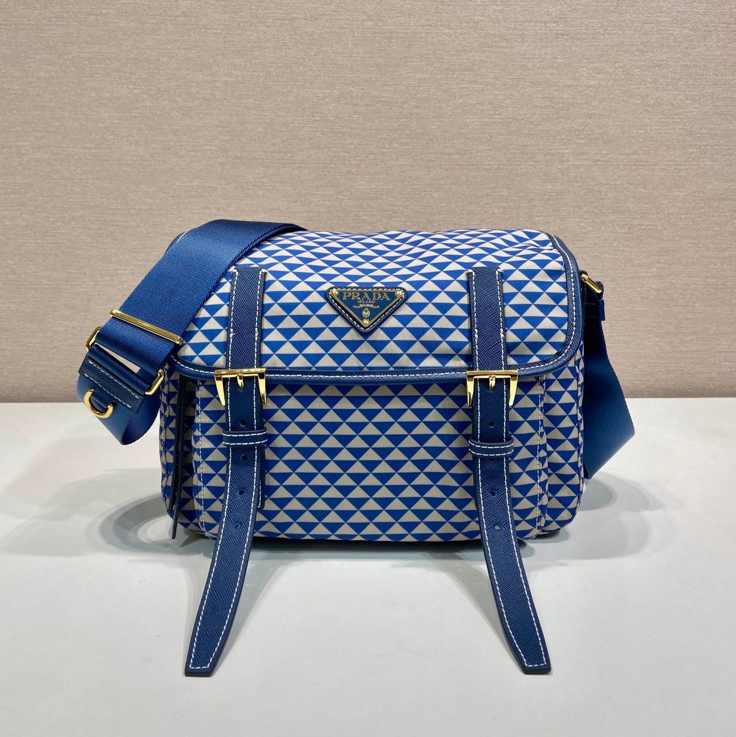 BOLSO MENSAJERO 25 EN TELA BORDADA CON ESTAMPADO DE TRIÁNGULOS BLANCOS Y MEZCLA AZUL