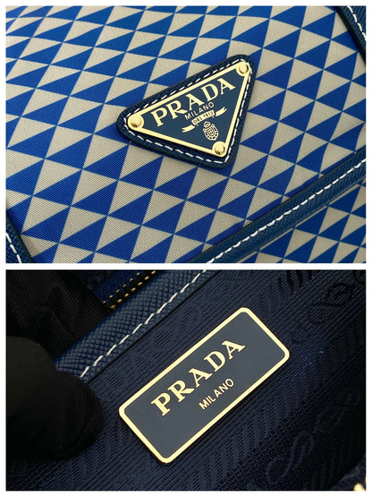 BOLSO MENSAJERO 25 EN TELA BORDADA CON ESTAMPADO DE TRIÁNGULOS BLANCOS Y MEZCLA AZUL