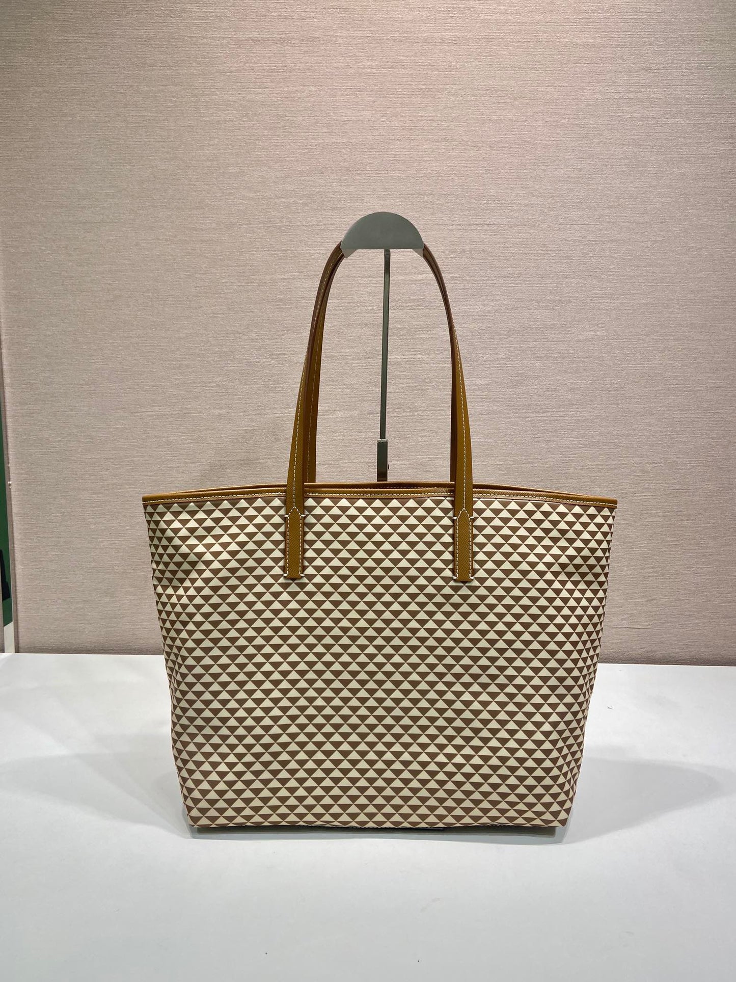 BOLSA DE MANO 33 EN TELA BORDADA CON ESTAMPADO DE TRIÁNGULOS CREMA MEZCLA MARRÓN