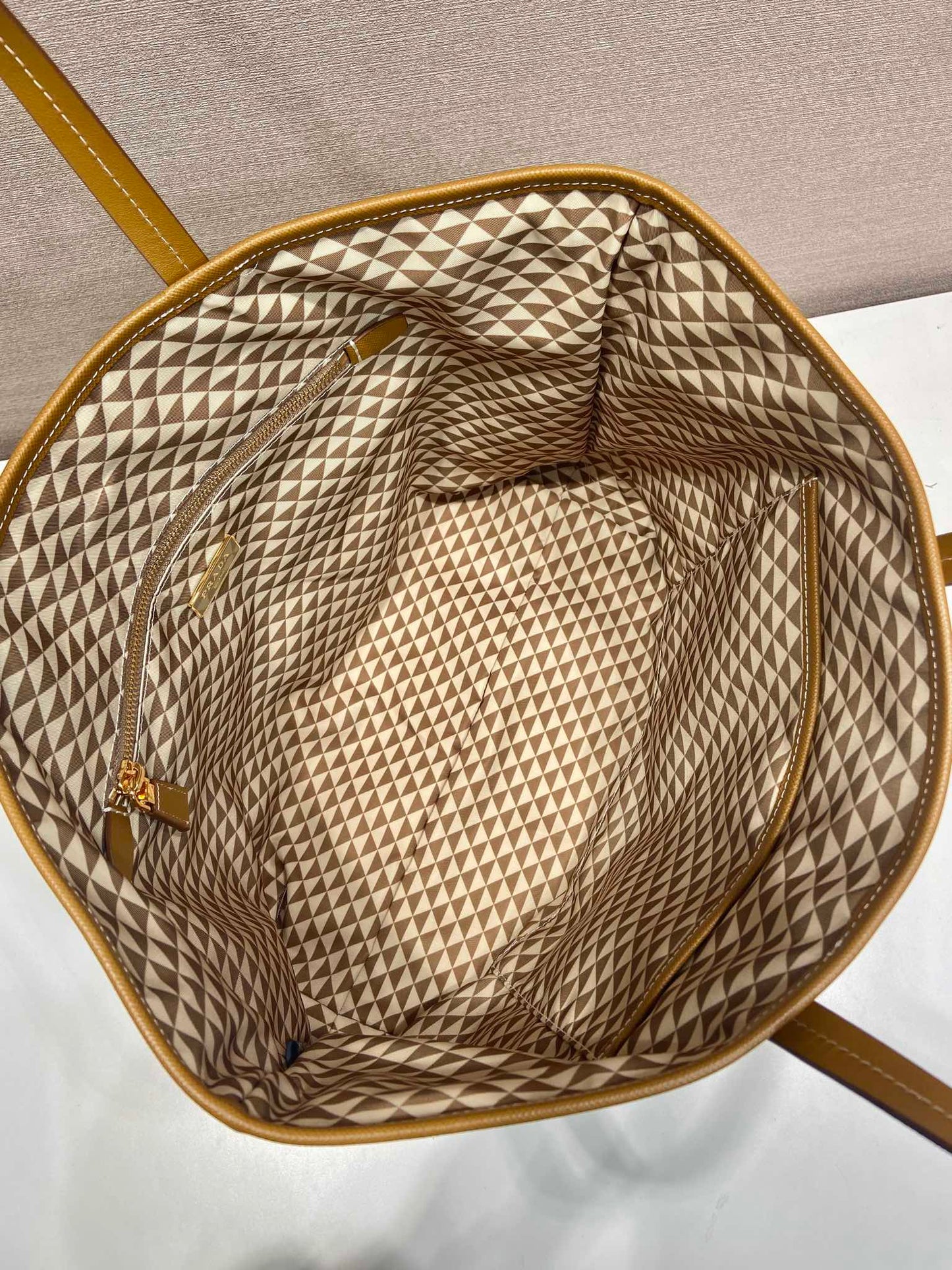 BOLSA DE MANO 33 EN TELA BORDADA CON ESTAMPADO DE TRIÁNGULOS CREMA MEZCLA MARRÓN