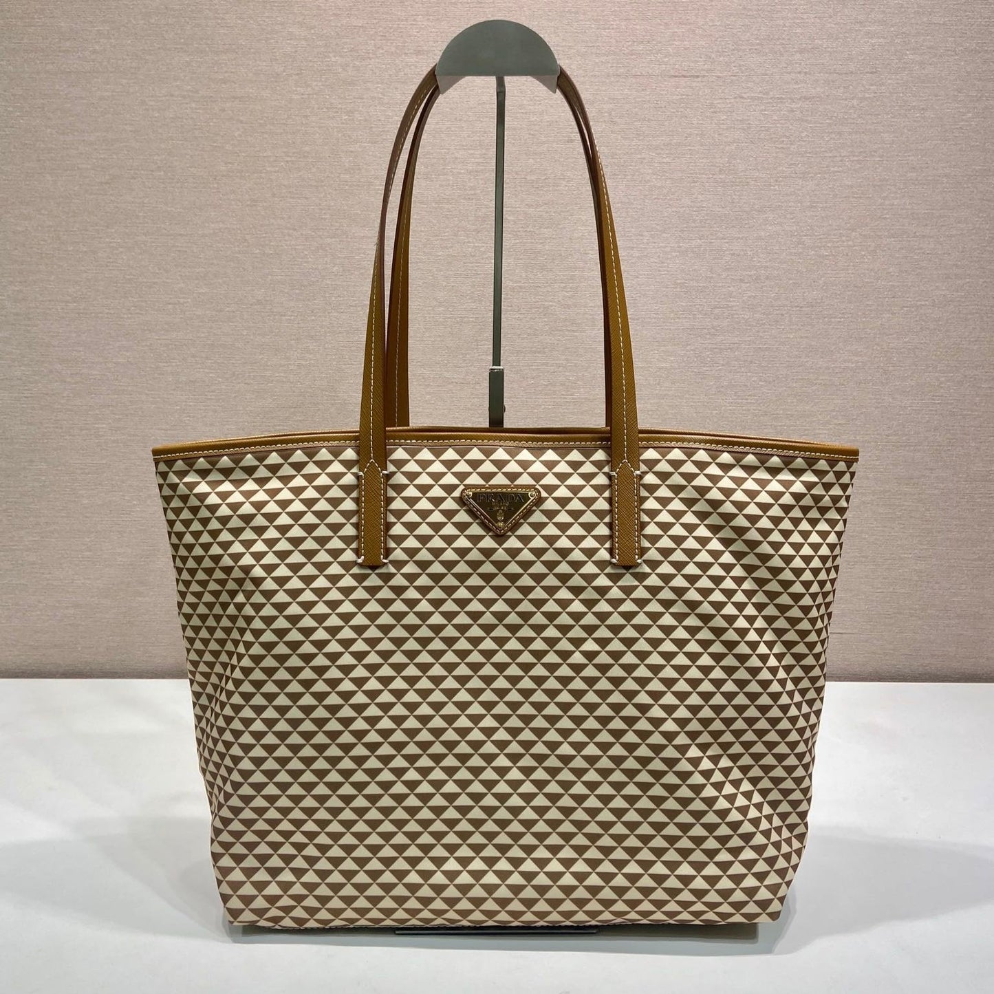 BOLSA DE MANO 33 EN TELA BORDADA CON ESTAMPADO DE TRIÁNGULOS CREMA MEZCLA MARRÓN
