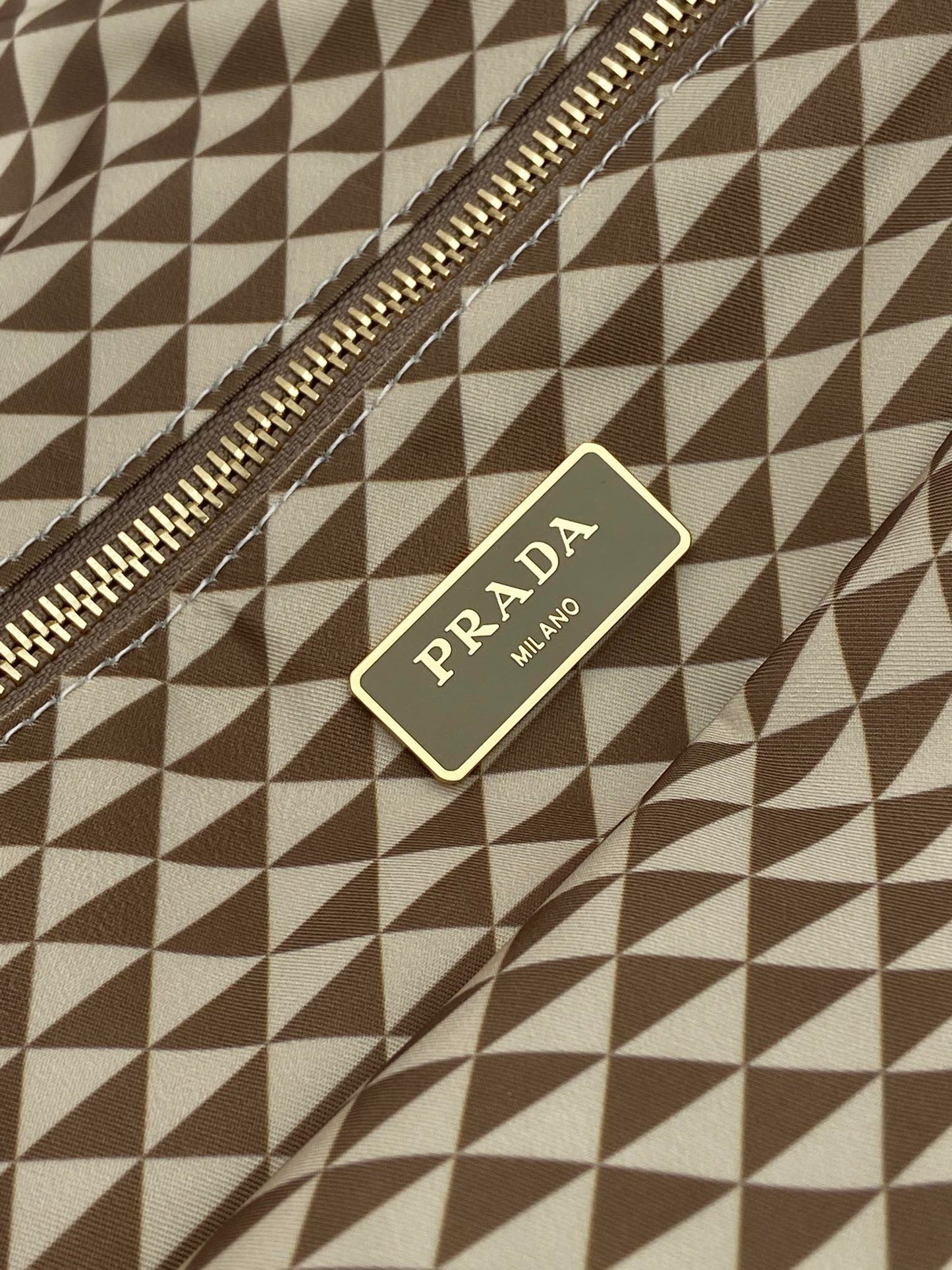 BOLSA DE MANO 33 EN TELA BORDADA CON ESTAMPADO DE TRIÁNGULOS CREMA MEZCLA MARRÓN