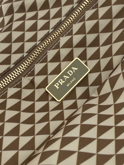 BOLSA DE MANO 33 EN TELA BORDADA CON ESTAMPADO DE TRIÁNGULOS CREMA MEZCLA MARRÓN