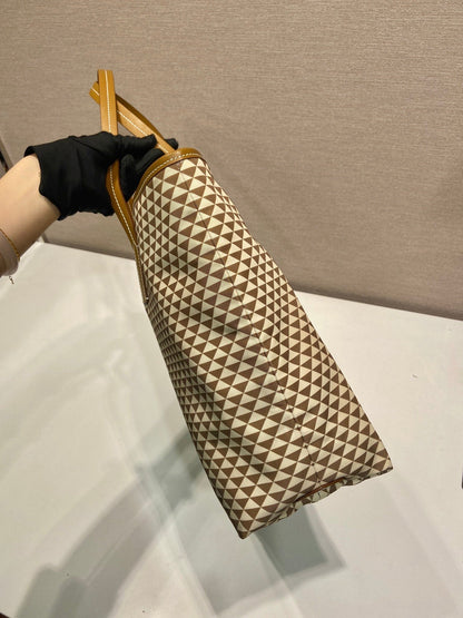BOLSA DE MANO 33 EN TELA BORDADA CON ESTAMPADO DE TRIÁNGULOS CREMA MEZCLA MARRÓN