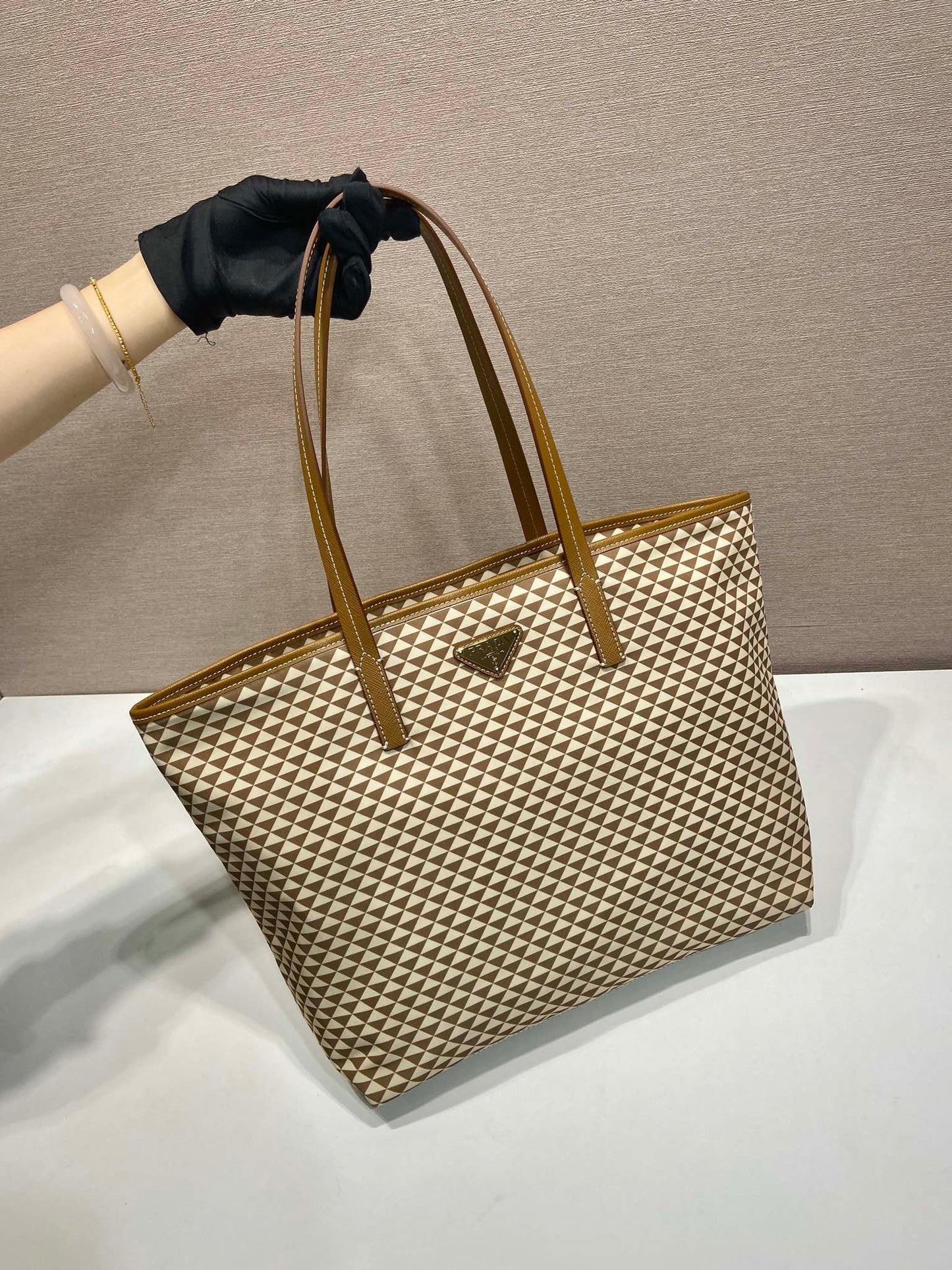 BOLSA DE MANO 33 EN TELA BORDADA CON ESTAMPADO DE TRIÁNGULOS CREMA MEZCLA MARRÓN
