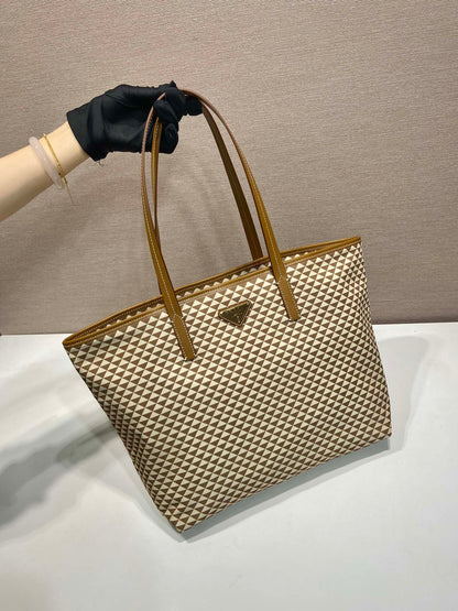 BOLSA DE MANO 33 EN TELA BORDADA CON ESTAMPADO DE TRIÁNGULOS CREMA MEZCLA MARRÓN