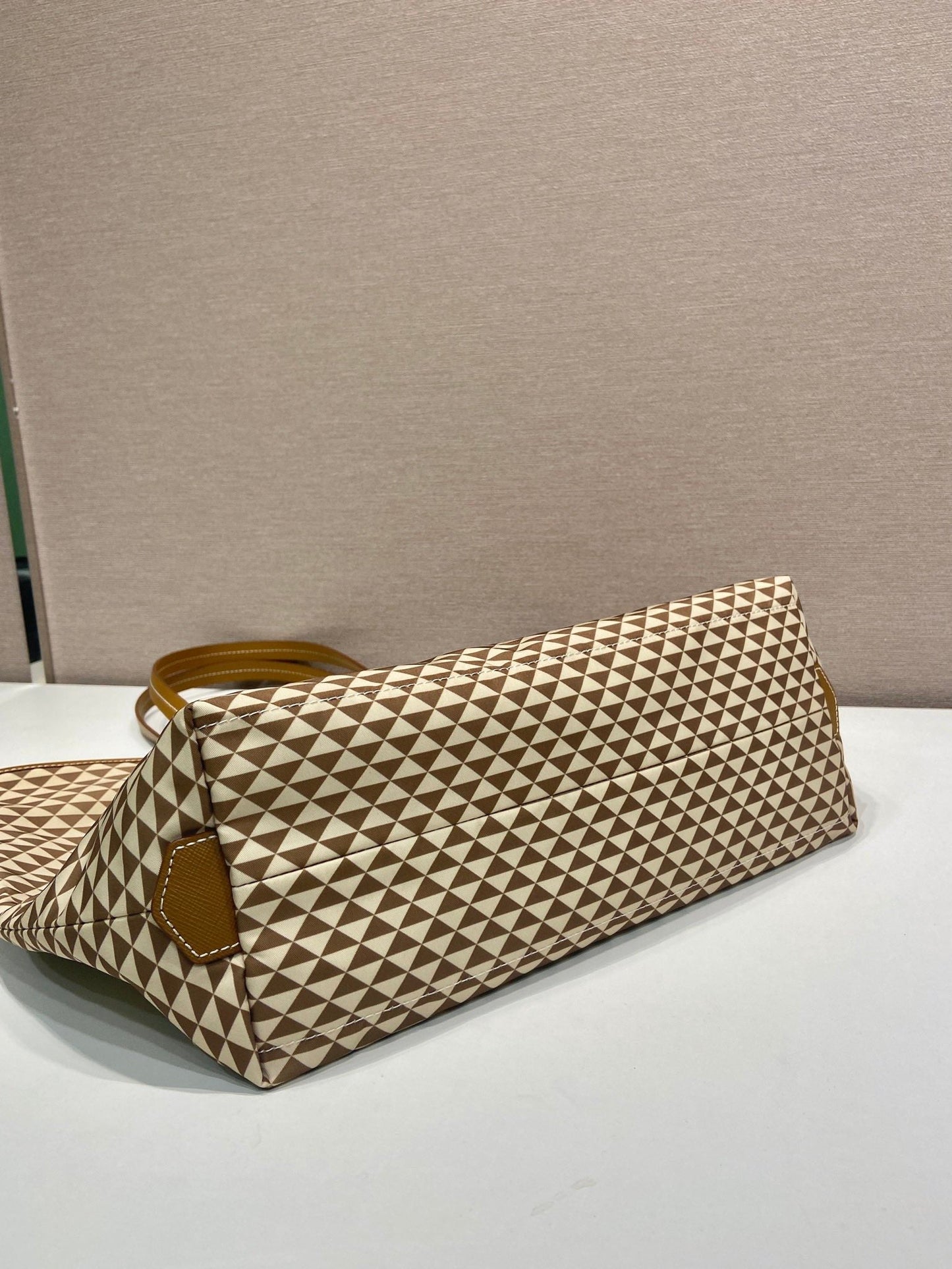 BOLSA DE MANO 33 EN TELA BORDADA CON ESTAMPADO DE TRIÁNGULOS CREMA MEZCLA MARRÓN
