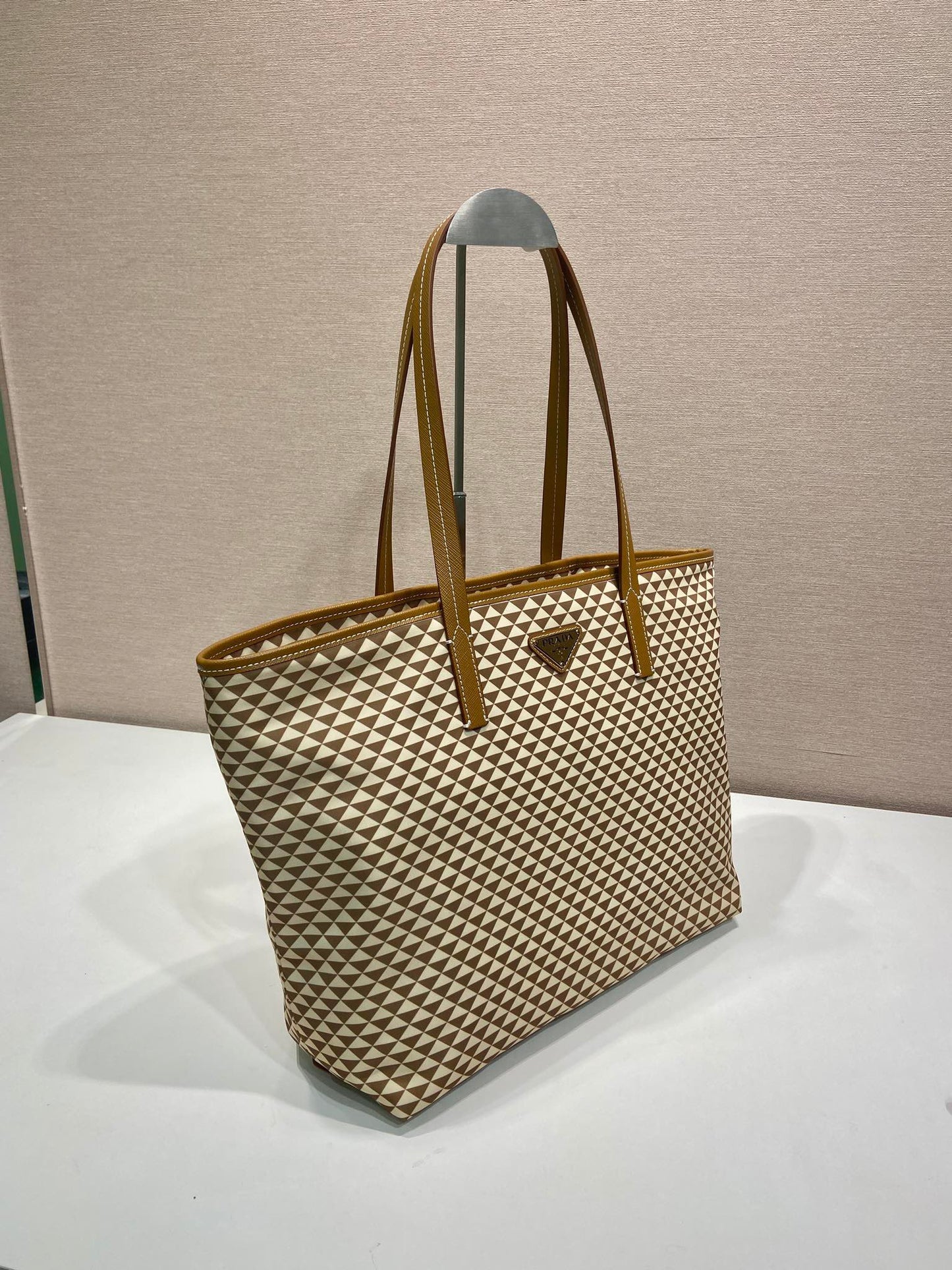 BOLSA DE MANO 33 EN TELA BORDADA CON ESTAMPADO DE TRIÁNGULOS CREMA MEZCLA MARRÓN