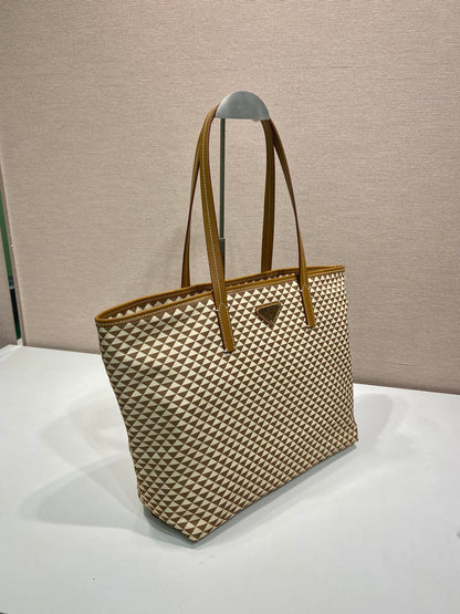 BOLSA DE MANO 33 EN TELA BORDADA CON ESTAMPADO DE TRIÁNGULOS CREMA MEZCLA MARRÓN