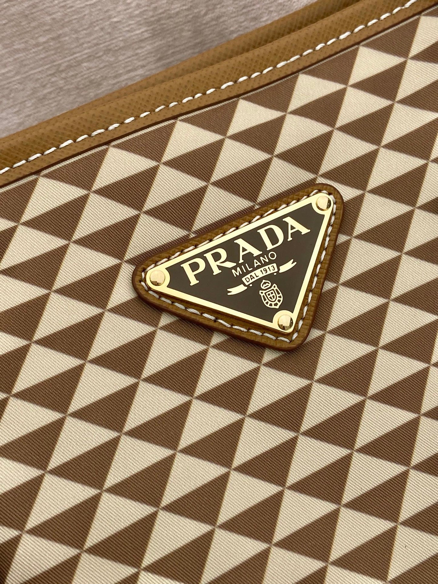 BOLSA DE MANO 33 EN TELA BORDADA CON ESTAMPADO DE TRIÁNGULOS CREMA MEZCLA MARRÓN