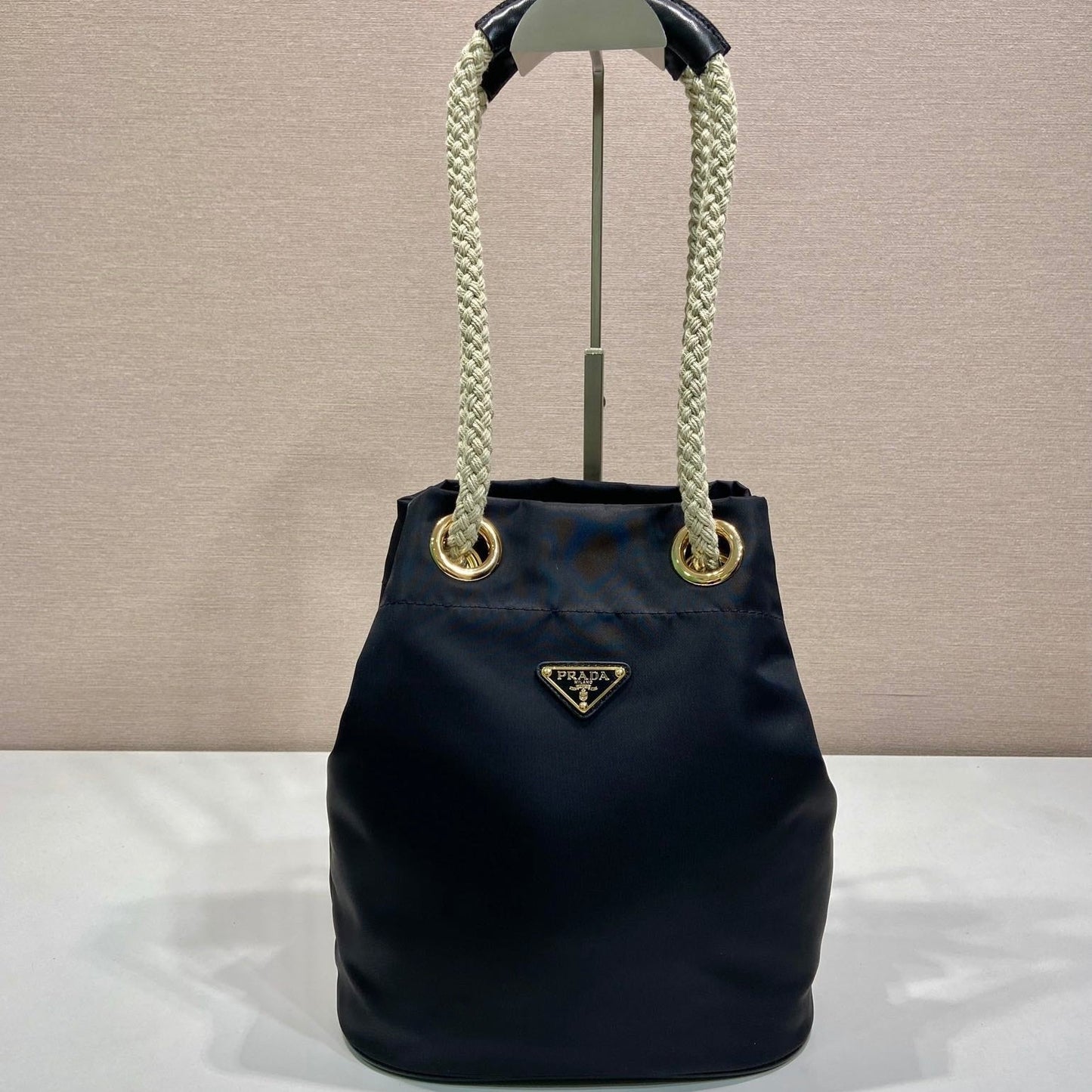 BOLSO CUBO 28 EN NEGRO RE-NYLON LOGO DORADO